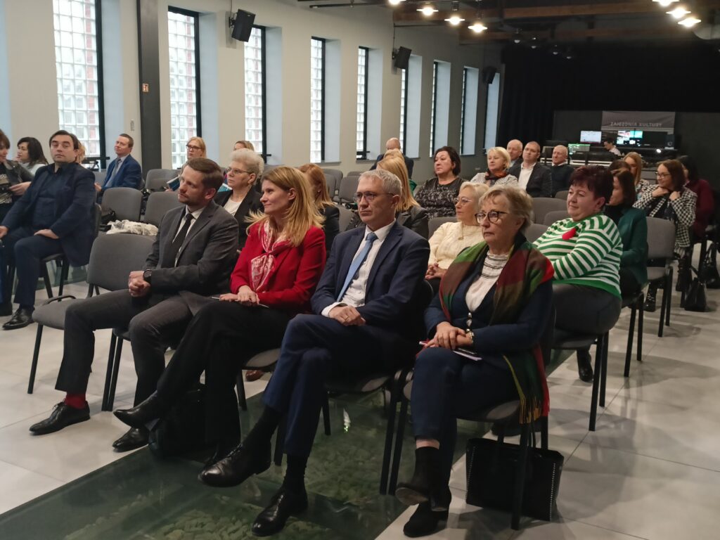 uczestnicy konferencji podsumowującej unijny projekt Smart Pleszew odbywającej się w Zajezdni Kultury w Pleszewie