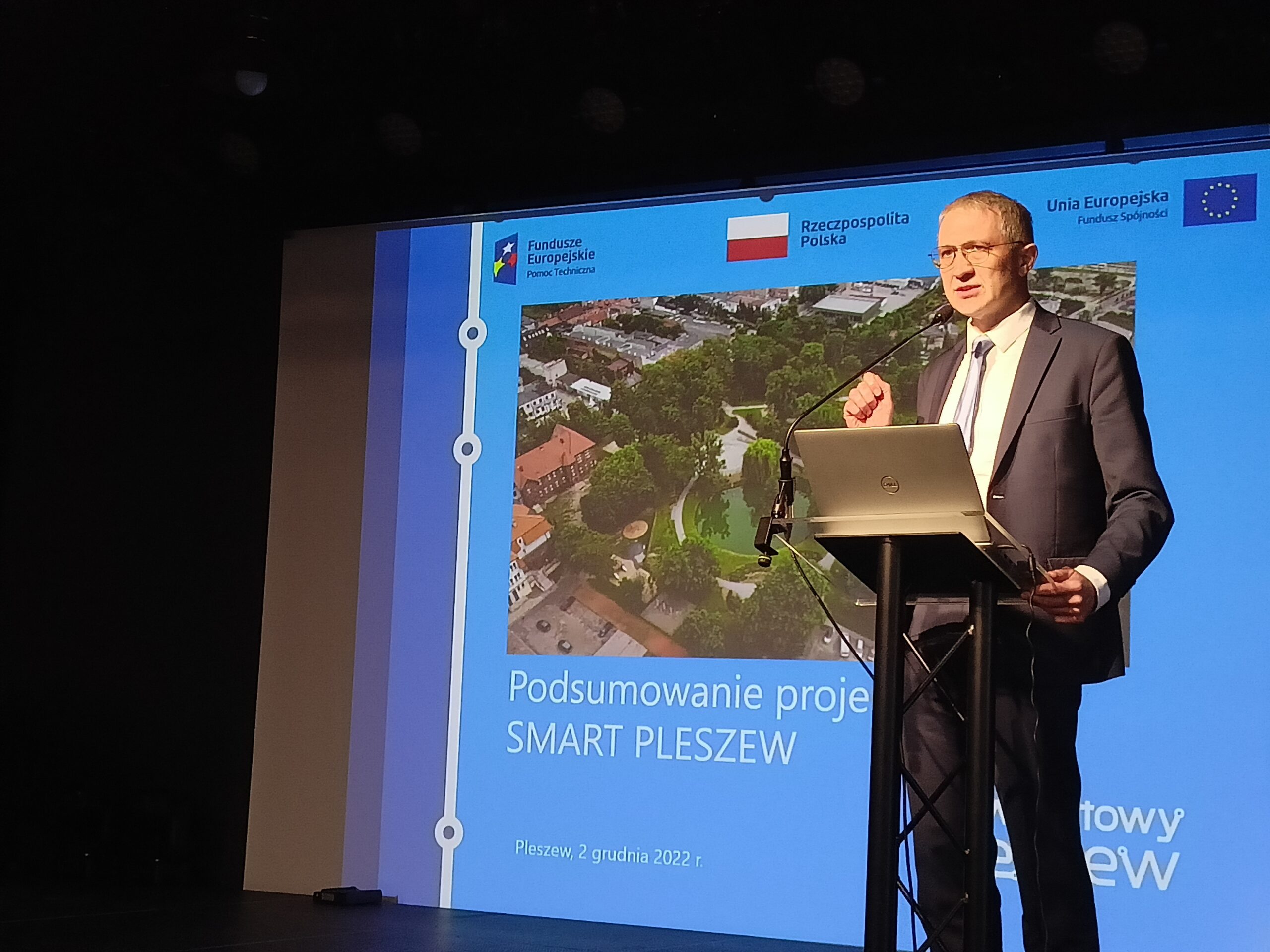 Wystąpienie burmistrza Pleszewa na konferencji podsumowującej unijny projekt Smart Pleszew odbywającej się w Zajezdni Kultury w Pleszewie